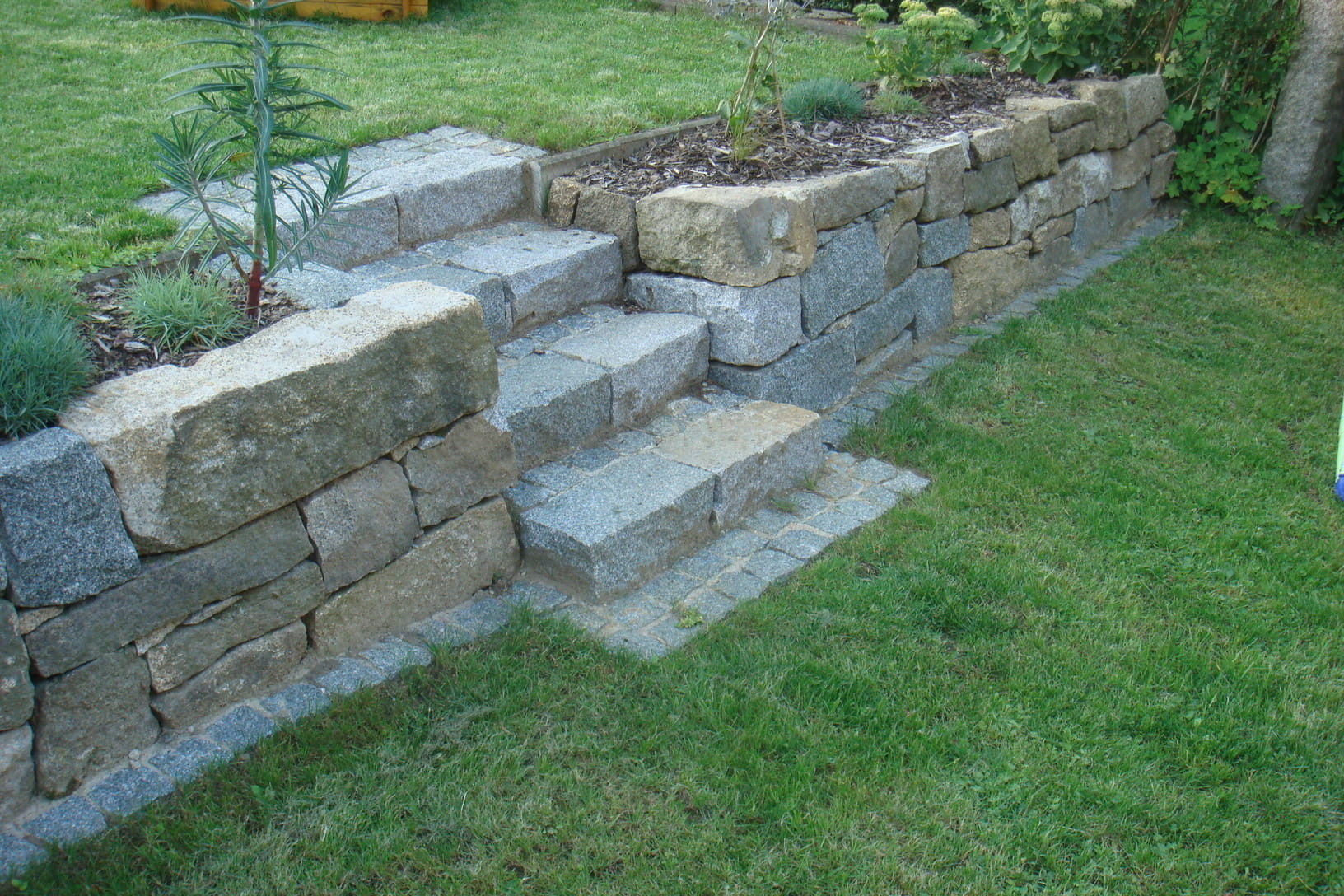 Trockenmauer und Treppe